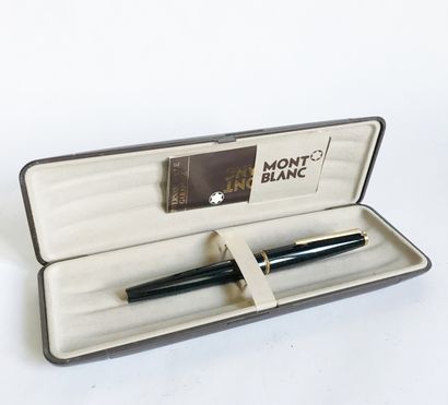MONT BLANC MONT BLANC
Fountain pen model Classic in black resin. Cap with star emblem....