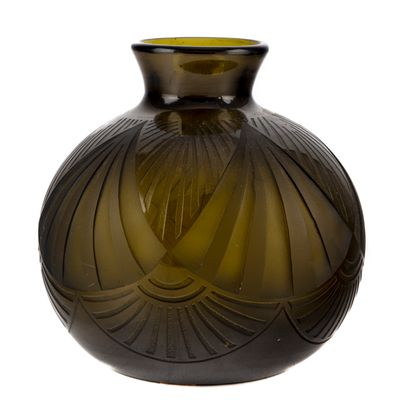 null François Théodore LEGRAS (1839-1916)
Vase ovoïde en verre fumé à décor moulé...