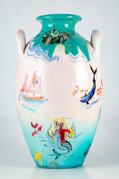 null Vase à deux anses en faïence émaillée polychrome d'un décor de sirène, bateaux...