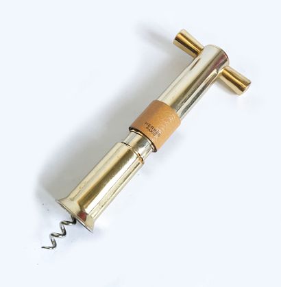 HERMES HERMES - Paris 
Pump corkscrew in gilded metal, saffron leather grip. 
L....