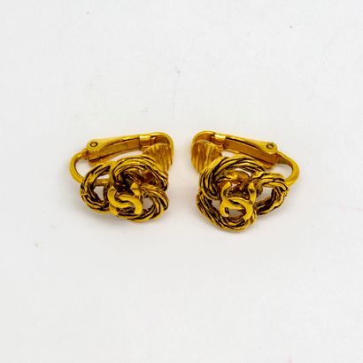 CHANEL CHANEL 
Paire de clips d'oreille en métal doré à décor du monogramme "CC"
Numéroté...