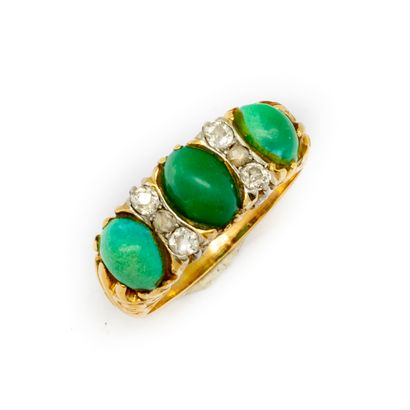 null Bague en or jaune pavée de trois turquoises et petits diamants
Pois brut : 4,9...