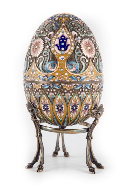 null Large Easter egg in silver with polychrome enamelled cloisonné decoration of...