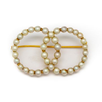 null Broche à monture en or jaune formant deux anneaux entrecroisés serties de perles.
Poids...