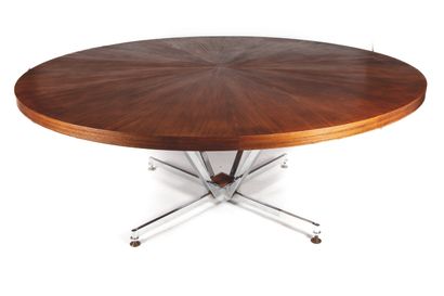 null Importante table à plateau de forme ronde en bois de placage à décor rayonnant...