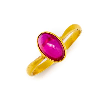 null Yellow gold ring set with a pink cabochon stone
weight : 2,5 g