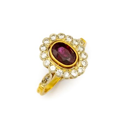 null Yellow gold ring set with a ruby surrounded by small diamonds
Gross weight:...