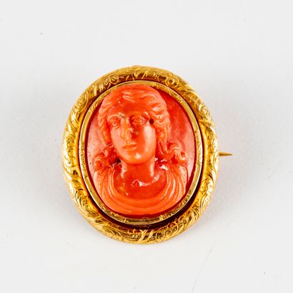 Yellow gold cameo with a bust of a woman...