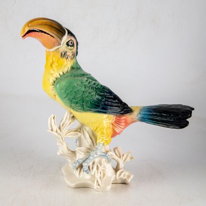 MANUFACTURE KARL ENS Manufacture KARL ENS - SAXE 
Toucan, exotic bird with a branch
Polychrome...