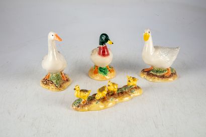 null Manufacture John BESWICK - England 
Set of 4 birds in polychrome enamelled porcelain,...