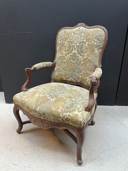 null Grand fauteuil à dossier plat à la reine, en bois naturel à décor feuillagé...