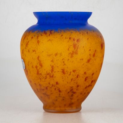 null LA ROCHERE 
Vase en verre multicouche dans les tons ocres et bleu 
H. : 20 ...