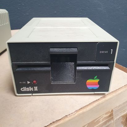 null APPLE
Ordinateur apple II avec sa boîte d'origine
On joint un lecteur Apple...