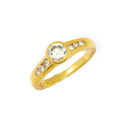 null Yellow gold ring set with a small diamond and small diamonds
weight : 3,7 g