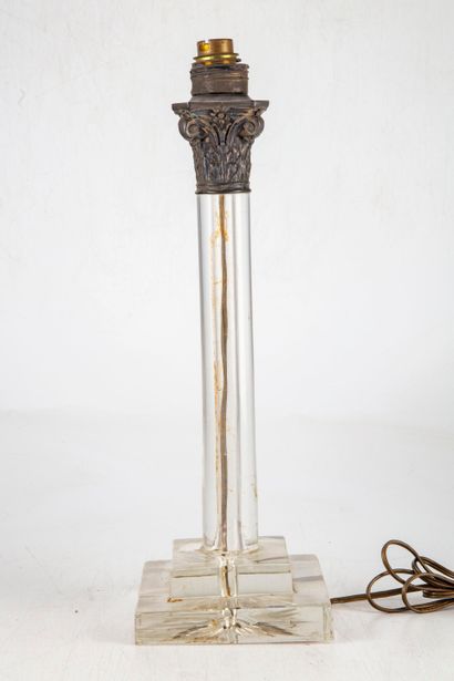 null Lampe colonne en verre à chapiteaux corinthien en métal ciselé. Circa 1970/80
H....