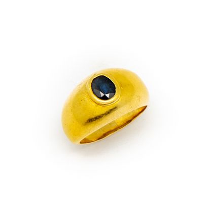 null Yellow gold ring set with a sapphire.
Gross weight : 8,15 g