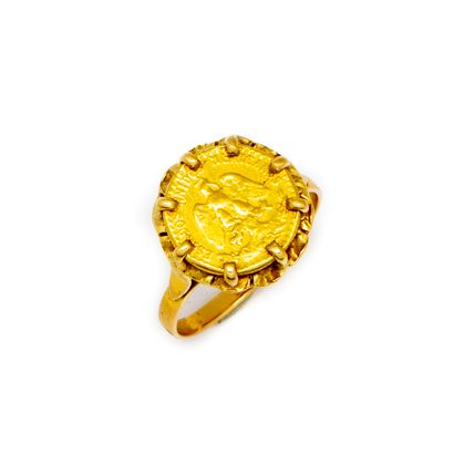 Gold ring decorated with an octagonal coin.
Weight...