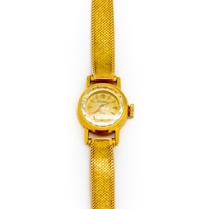 null Lady's watch in yellow gold, the bracelet in gold 
Gross weight: 20 g 
Chronometry...