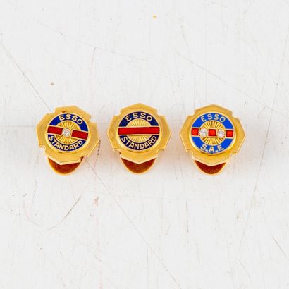 null Set of three "Esso" collar buttons in yellow gold and enamel 
Gross weight :...