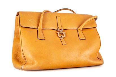 FERRAGAMO
Gold leather bag
Wear on the c...