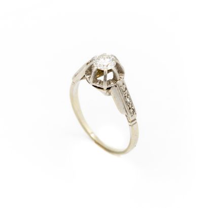 Solitaire ring in platinum decorated with...
