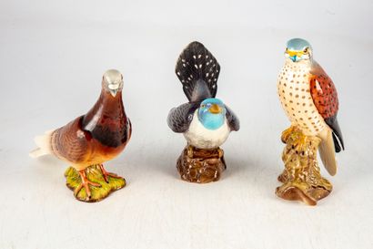 null Manufacture John BESWICK - Angleterre 
Ensemble de trois oiseaux en porcelaine...