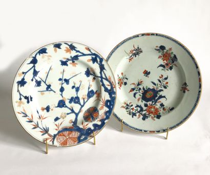 null CHINE
Deux assiettes en porcelaine à décor bleu rouge et or de fleurs et branchages...