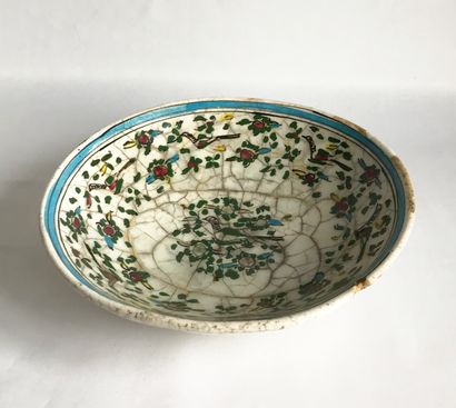 null PERSE
Earthenware bowl on a small heel decorated with flowers and birds. Qadjar...