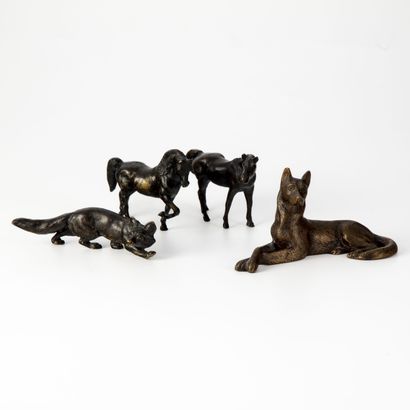 null Ensemble de bronzes animaliers en forme de renard, chevaux et chien 
H. : 3à...