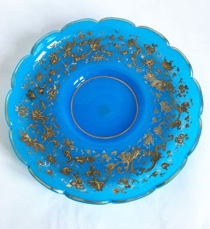 null Belle assiette de forme ronde à bordure dentelée en opaline bleue à décor de...