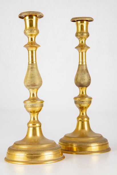 null Paire de bougeoirs en bronze doré 
H. : 34,5 cm