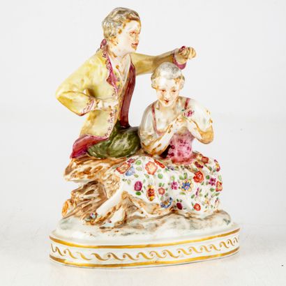 null Polychrome enamelled porcelain group representing a couple 
H. Height : 19 ...