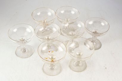 null Suite of 8 Champagne glasses in cut crystal on foot. End of the 19th century
A...