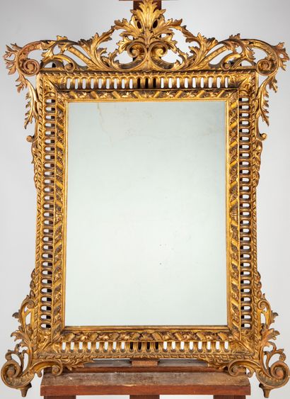 null Grand miroir en bois doré et stuc à décor de feuillages, galerie ajourée
Travail...