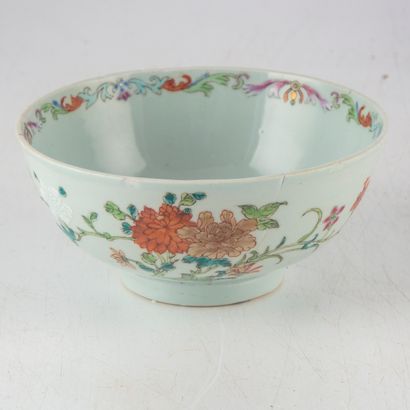 null CHINA 
Enameled porcelain bowl with polychrome decoration of flowers 
18th century...