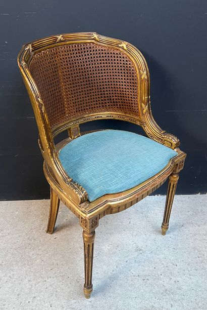 null Chaise cannée, le dossier arrondie, en bois doré 
Style Louis XVI