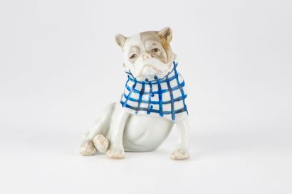 null Bulldog (bouledogue) assis à la cape en porcelaine émaillée polychrome
H. :...