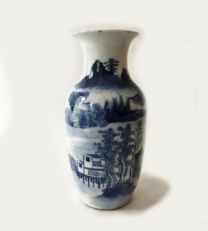 null CHINE 
Petit vase de forme balustre en porcelaine à décor bleu-blanc d'un paysage...