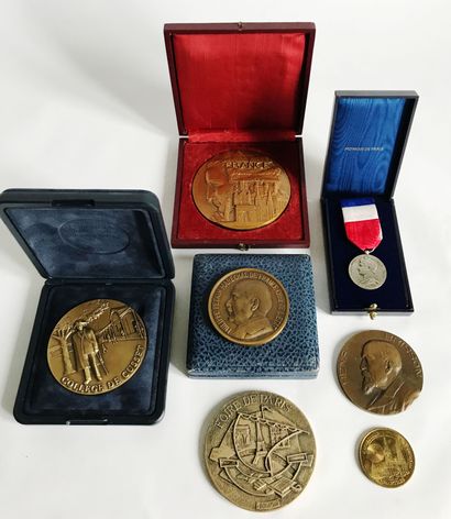 null Ensemble de 7 médailles en bronze dont :
- Philippe Pétain
- Foire de Paris...