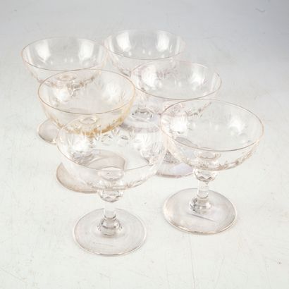null Suite of 6 Champagne glasses in cut crystal on foot. Beginning of XXth century
A...
