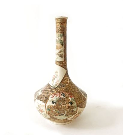 null CHINE - SATSUMA
Petit vase bouteille en porcelaine à décor de patchwork doré...