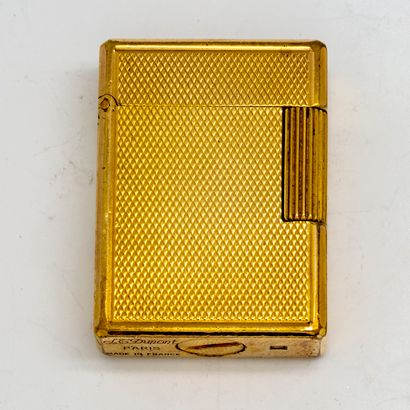 null DUPONT Paris
Briquet en métal doré 
H. : 4,5 cm