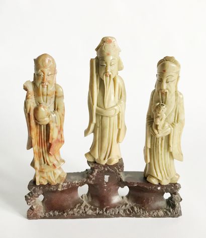 null CHINE
Trois statuettes de sages en pierre dure alignés sur un rocher.