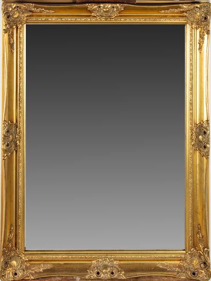 null Miroir en bois et stuc doré mouluré et ciselé de motifs Rocaille.
84 x 64 c...
