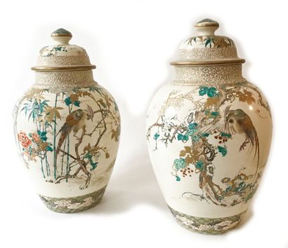 null CHINE - SATSUMA
Paire de grandes potiches couvertes en porcelaine à décor polychrome...