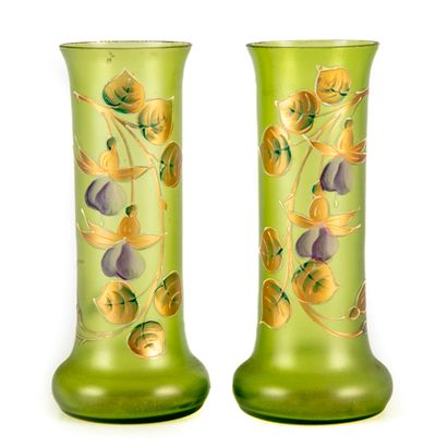 null Paire de petits vases en verre à décor émaillé de fleurs 
H. : 13 cm