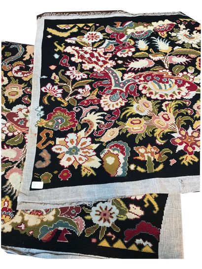 null Deux broderies au canevas à motif floral sur fond noir
76 x 74 cm