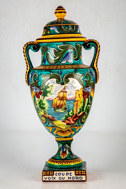 null Gabriel FOURMAINTRAUX (1886-1984)
Vase couvert en faiënce émaillée polychrome...