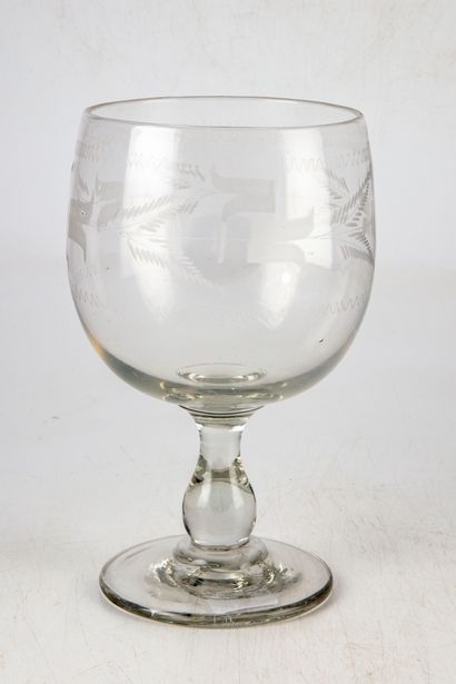 null Suite of 8 Champagne glasses in cut crystal on foot. End of the 19th century
A...