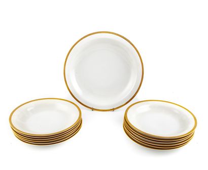 null Set of twelve white porcelain soup plates decorated with a golden net. 
Modern...